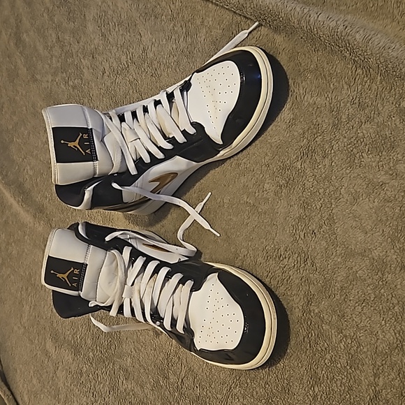 Jordan 1 Mid Patent Black White Gold (GS) - Picture 3 of 6